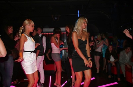 Pretty amateur teen blonde having fun with her friends at the party - pornpics.de