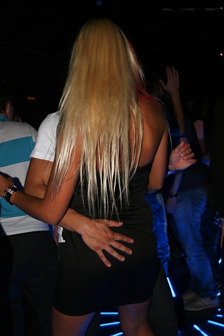 Pretty amateur teen blonde having fun with her friends at the party - pornpics.de