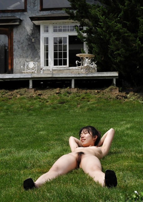 甜美的亚洲少女贝贝的小奶子摆出赤裸裸的姿势，享受户外的乐趣