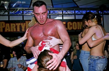 Stunning amateur sluts show off their blowjob skills at the sex party - pornpics.de