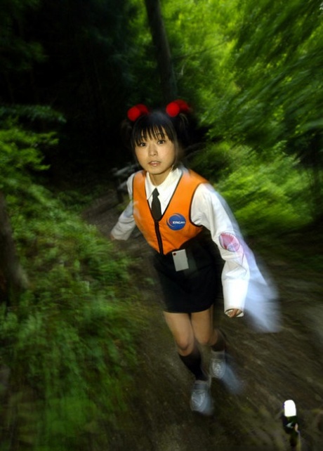 笑眯眯的亚洲女孩露出小巧的乳房和丰满的阴户，户外活动