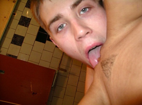 Smiley teenage amateur gives a blowjob with ball licking and gets nailed - pornpics.de