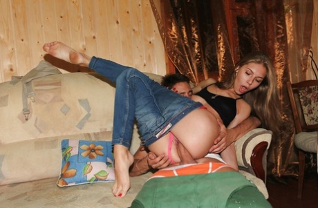 婀娜多姿的业余选手与好色的小伙子一起享受肛交乐趣
