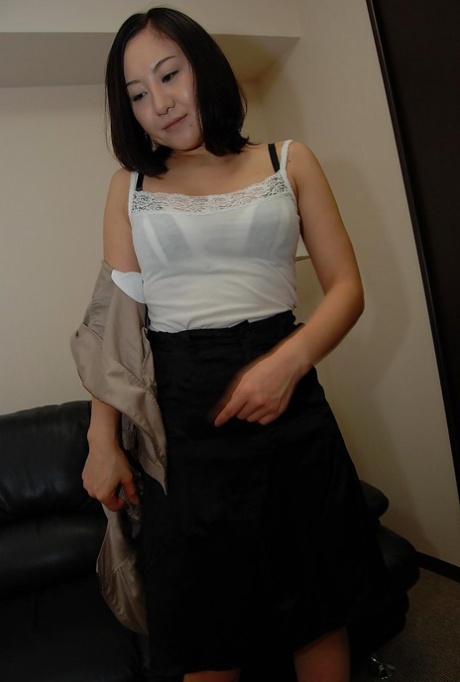 时髦的亚洲MILF冈本里沙脱光衣服并张开双腿