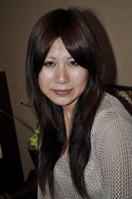 时髦的亚洲 MILF Yoko Okada 脱衣玩弄长满毛发的阴户