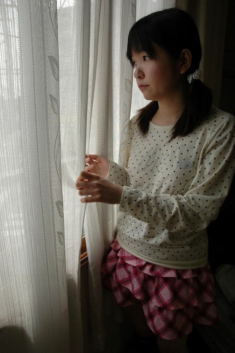 亚洲青少年在膝盖袜子脱掉她的内裤和暴露她剃光的伤口