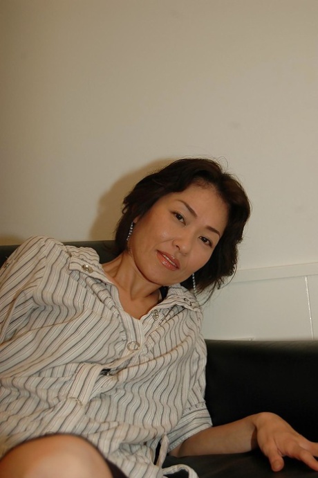 顽皮的亚洲 MILF 脱掉裙子，尽情玩弄阴部