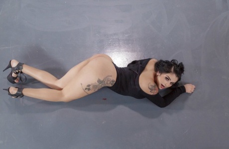 Beautiful curvy babe Carolina Cortez shows off her big booty & her fake tits