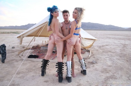 Slutty dolls Paisley Bennett & Jewelz Blu pose with a naked man in the desert - pornpics.de
