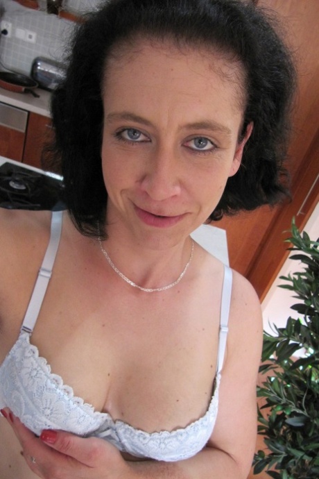 Amateur MILF Rosetta flaunts her alluring hairy pussy & armpits indoors - pornpics.de