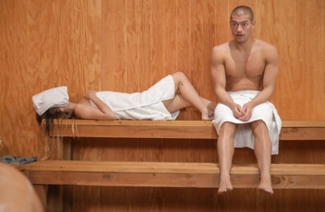Busty blonde MILF Kenzie Taylor gives a fantastic BJ before sex in a sauna - pornpics.de