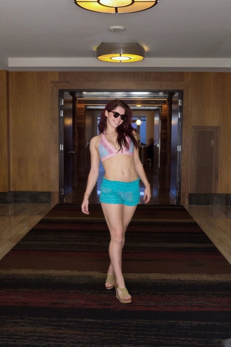 American girlfriend Jazz Reilly posing in her sexy bikini in public - pornpics.de