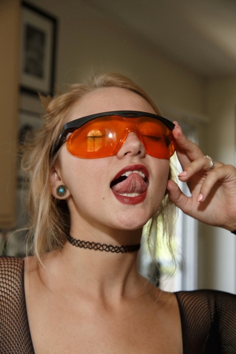 性感女友莉莉-艾薇穿着放荡的紧身衣和戴着安全护目镜挑逗你