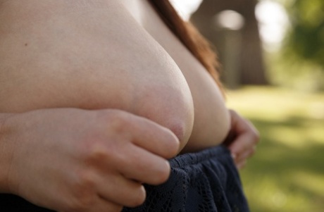 Teen girlfriend Lanie Morgan reveals big natural tits & ass in the park - pornpics.de