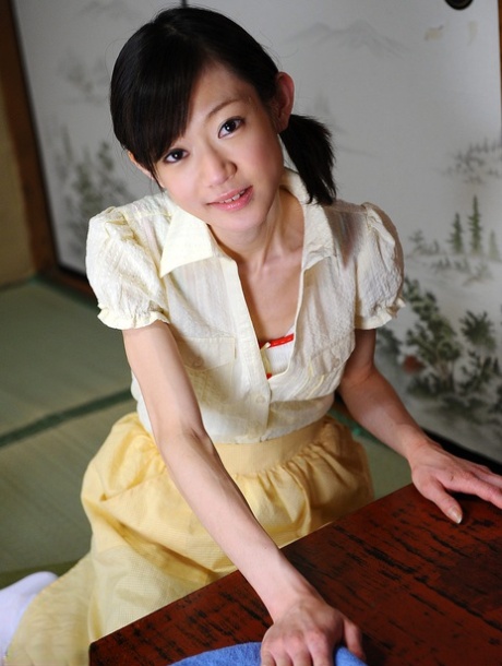 黑发亚洲少女 Aoba Ito 在轮奸前被玩弄双乳