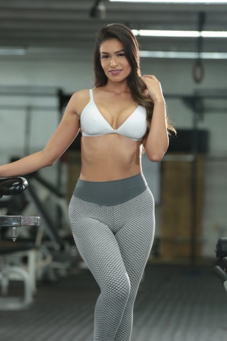 Fantastic looking pornstar Katana Kombat unveils her body and enjoys gym sex - pornpics.de