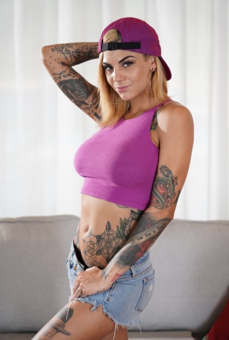 Inked babe Bonnie Rotten exposes her amazing fakes and tasty cunt