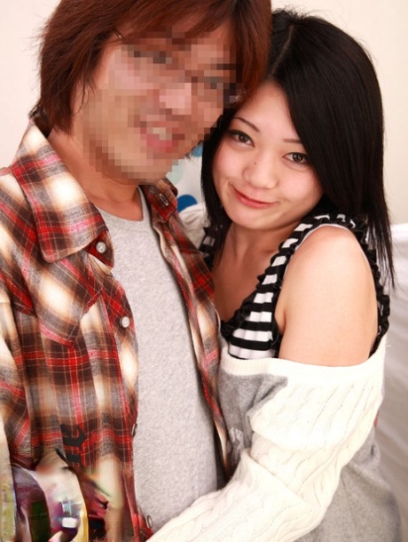 性感的亚洲母亲和青少年在沙发上分享三根鸡巴和精子