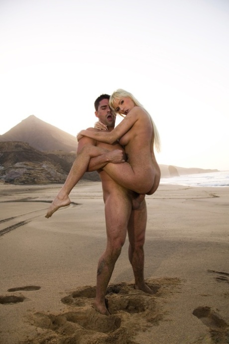European pornstar Alexis spreads her legs & rides a surfer's cock on the beach - pornpics.de