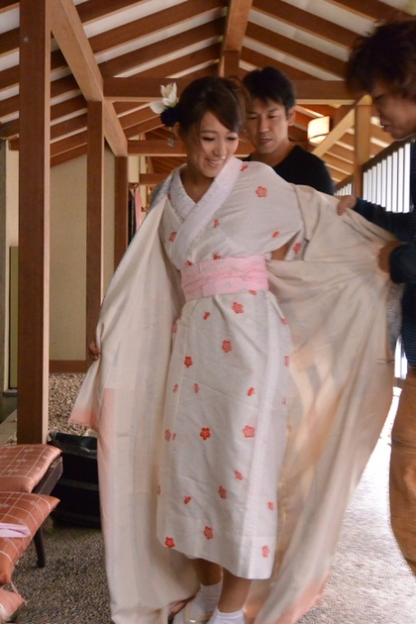 娇小的亚洲女神Aoi Mizuno享受一个梦幻般的户外三人行