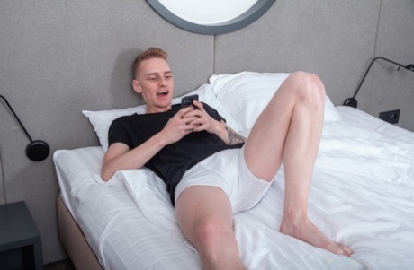 金发碧眼的俄罗斯青少年Jay Moon在被钉在床上之前吮吸一个旋钮