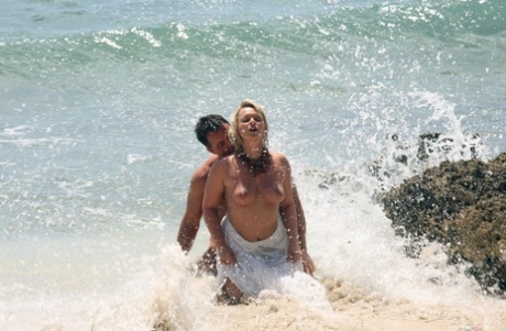 Naturally busty Czech MILF Ellen Saint getting double fucked on the beach - pornpics.de