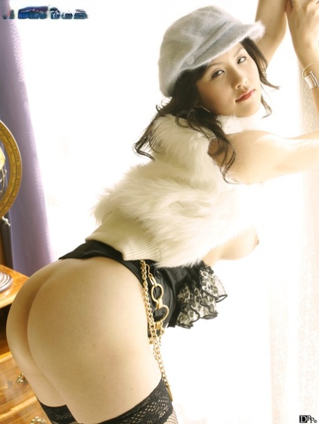 Model-like Asian girl Kikukawa undresses and gets rammed by two dudes - pornpics.de