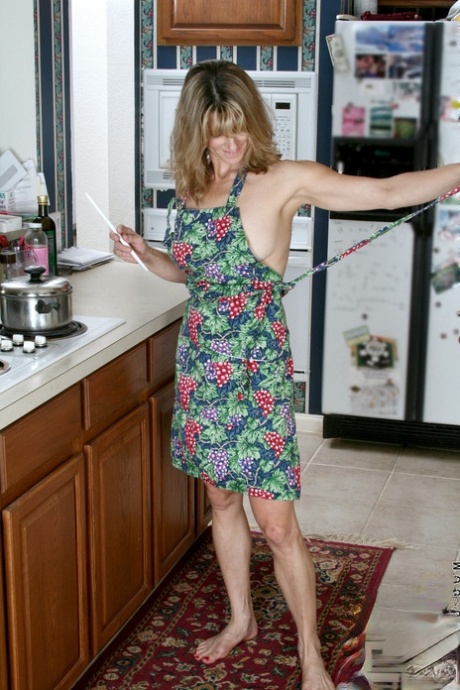 Amateur housewife Berkley loses her apron and spreads her cooch in the kitchen - pornpics.de