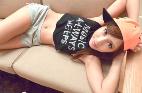 苗条的日本美女Anna Anjyo被口交了，被舔了，被吸了。