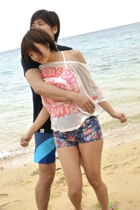 性感日本美女 Saya Tachibana 在海滩进行疯狂户外性爱