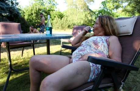 Horny mature with big juggs enjoys two young dongs in the back yard - pornpics.de
