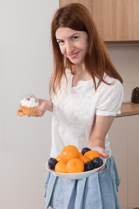 迷人的美国人 Atisha 吃完纸杯蛋糕后玩弄她那超级毛茸茸的阴户
