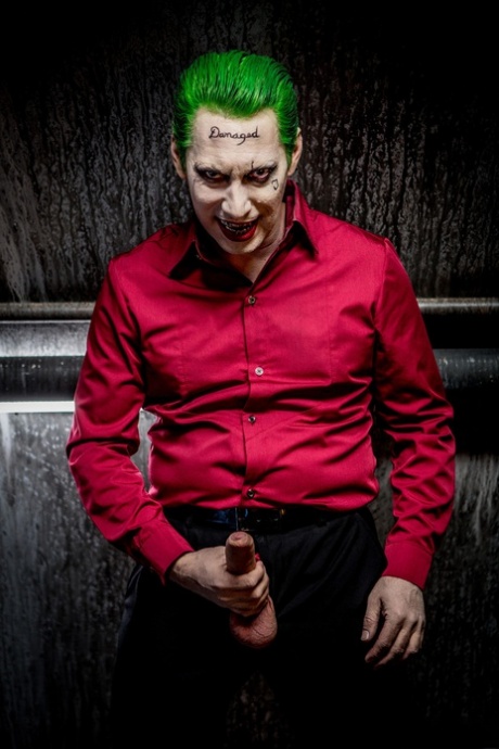 Sleazy MILF Kleio Valentien enjoys a wild FMM 3some in a Suicide Squad parody