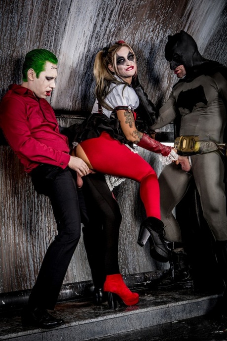 Sleazy MILF Kleio Valentien enjoys a wild FMM 3some in a Suicide Squad parody