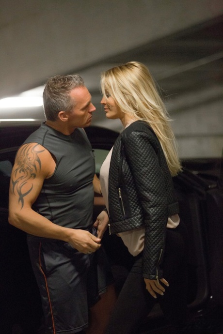 迷人的杰西卡-德雷克（Jessica Drake）在车库里被马库斯-伦敦（Marcus London）操得死去活来