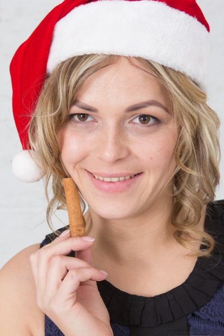 Christmas cutie Ayda fingers hairy twat & toys it with a cinnamon stick - pornpics.de