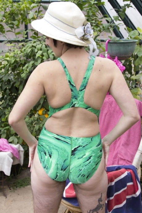 短发小妞哈莉露出毛茸茸的身体、腋窝、腿和阴部