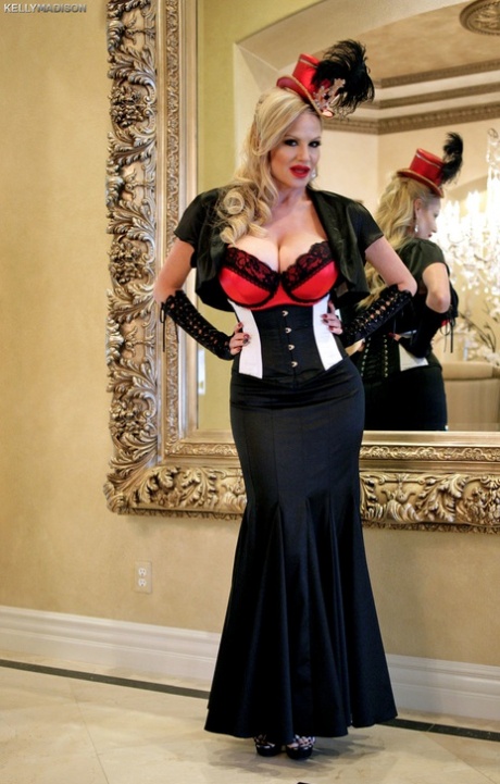 Blonde cougar Kelly Madison reveals her big cleavage at the Halloween party - pornpics.de