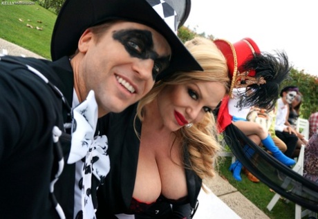 Blonde cougar Kelly Madison reveals her big cleavage at the Halloween party - pornpics.de