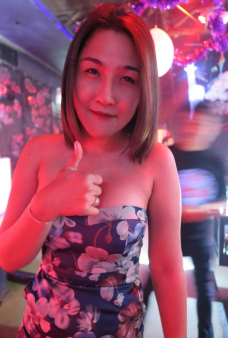 泰国人妖在城市中漫步，冒充自然女性