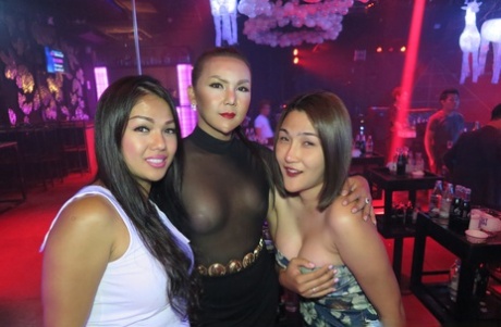 泰国人妖在城市中漫步，冒充自然女性