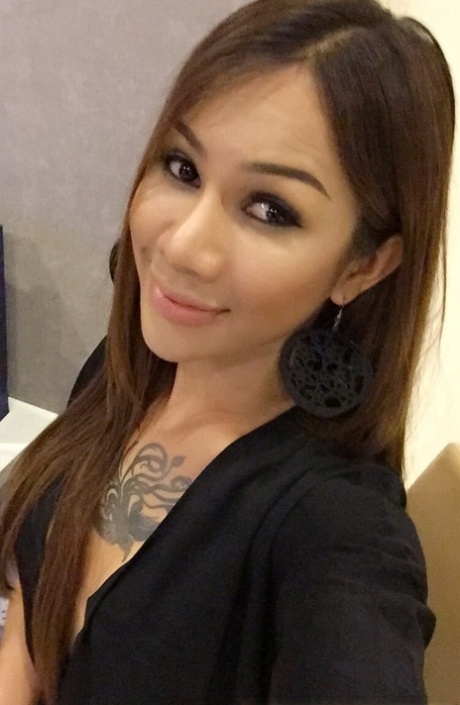 泰国人妖在城市中漫步，冒充自然女性