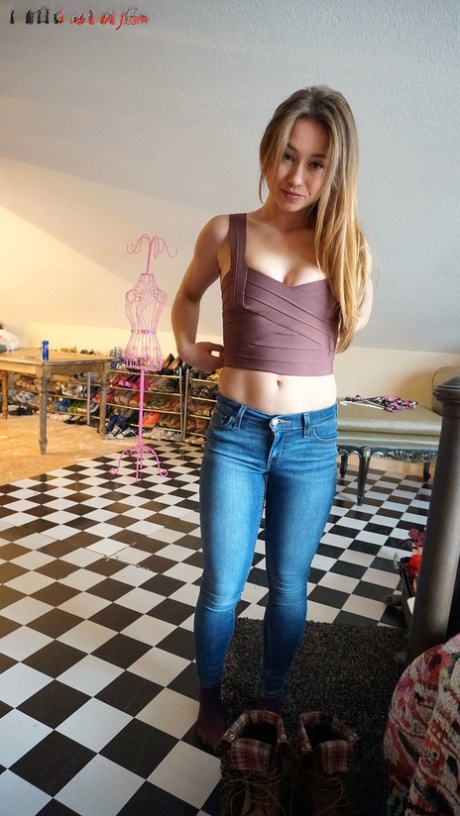 Adorable teenage girl Taylor Sands bares her tits and gets a dick up her bum - pornpics.de