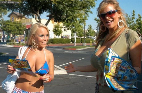 Pornstars Jessica Moore & Kelly Madison show their cleavage in sexy outfits - pornpics.de