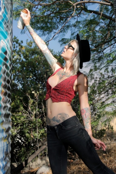 Tattooed graffiti artist Kleio Valentien gets her fake tits groped outdoors - pornpics.de