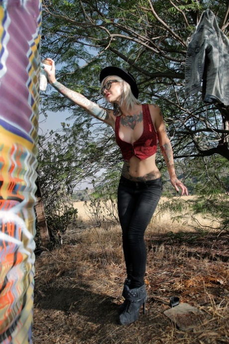 Tattooed graffiti artist Kleio Valentien gets her fake tits groped outdoors - pornpics.de