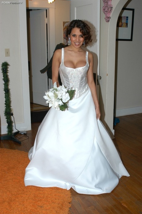 Beautiful Latina bride Renae Cruz flashes her hot fake tits on her wedding day - pornpics.de
