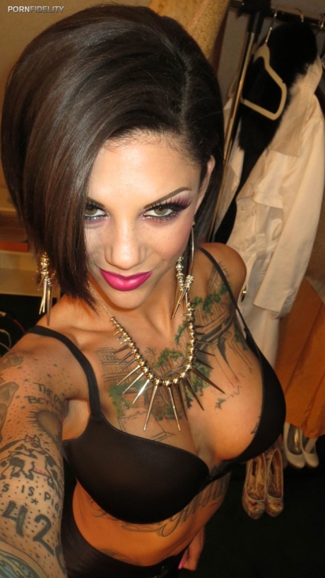 Inked honey in pink fishnets Bonnie Rotten displays her tits and tight slit - pornpics.de