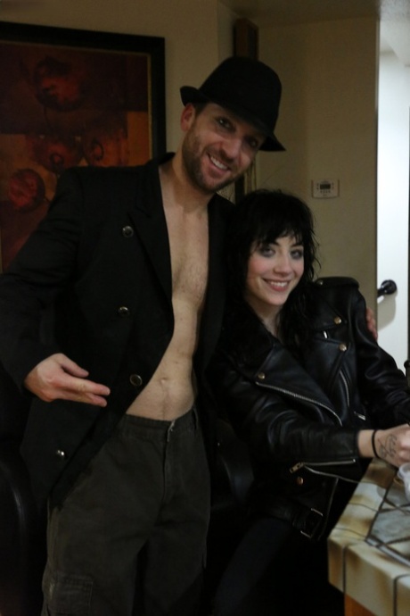 Goth pornstar in black Charlotte Sartre rides Ryan Madison's dick in the bed - pornpics.de