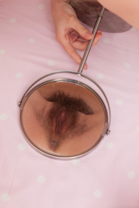 业余妈妈Maia剥离和触摸她毛茸茸的裆在镜子